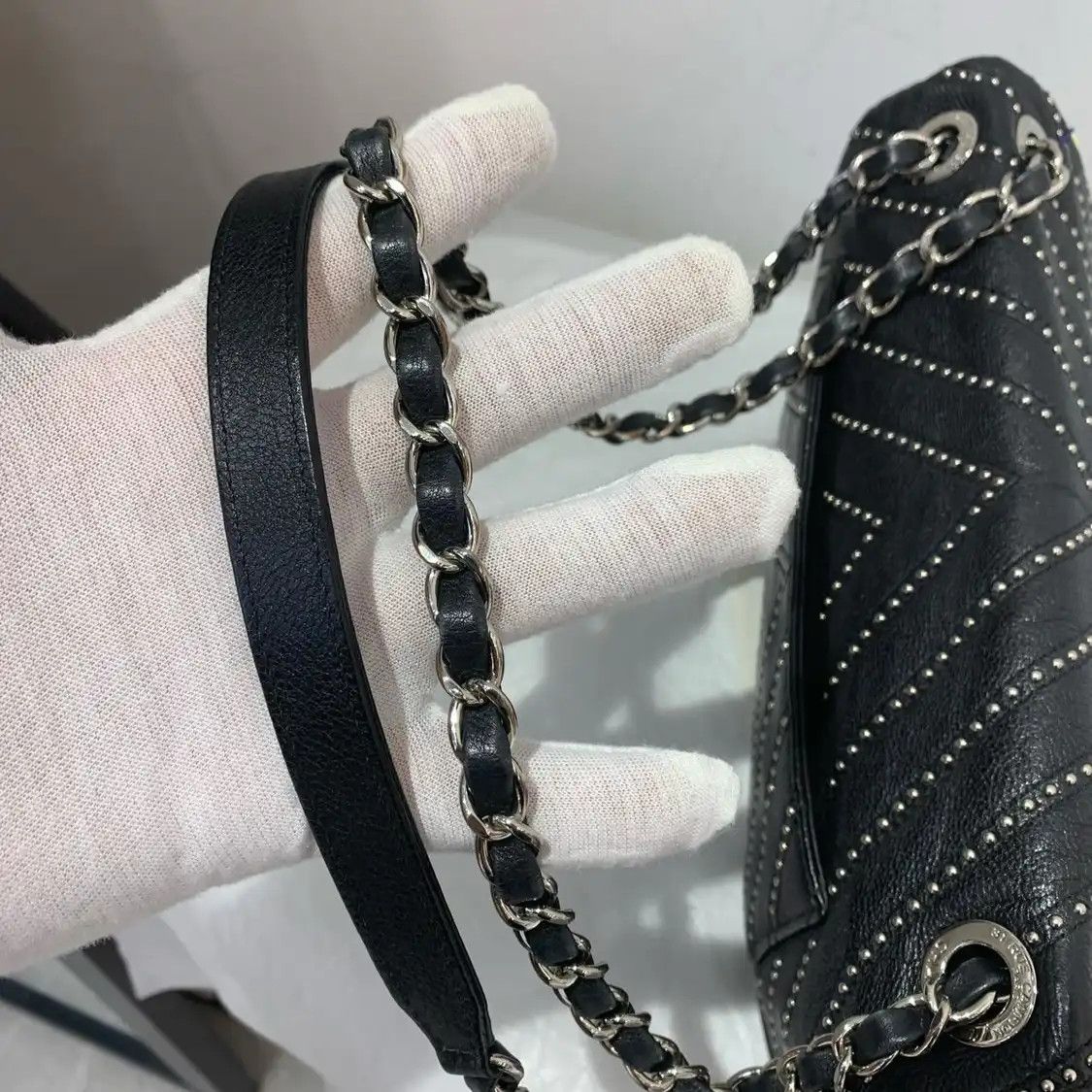 Chanel CHANEL CLASSIC FLAP Medium black cowhide leather Vstud flap bag chain bag crossb Size ONE SIZE - 6 Thumbnail