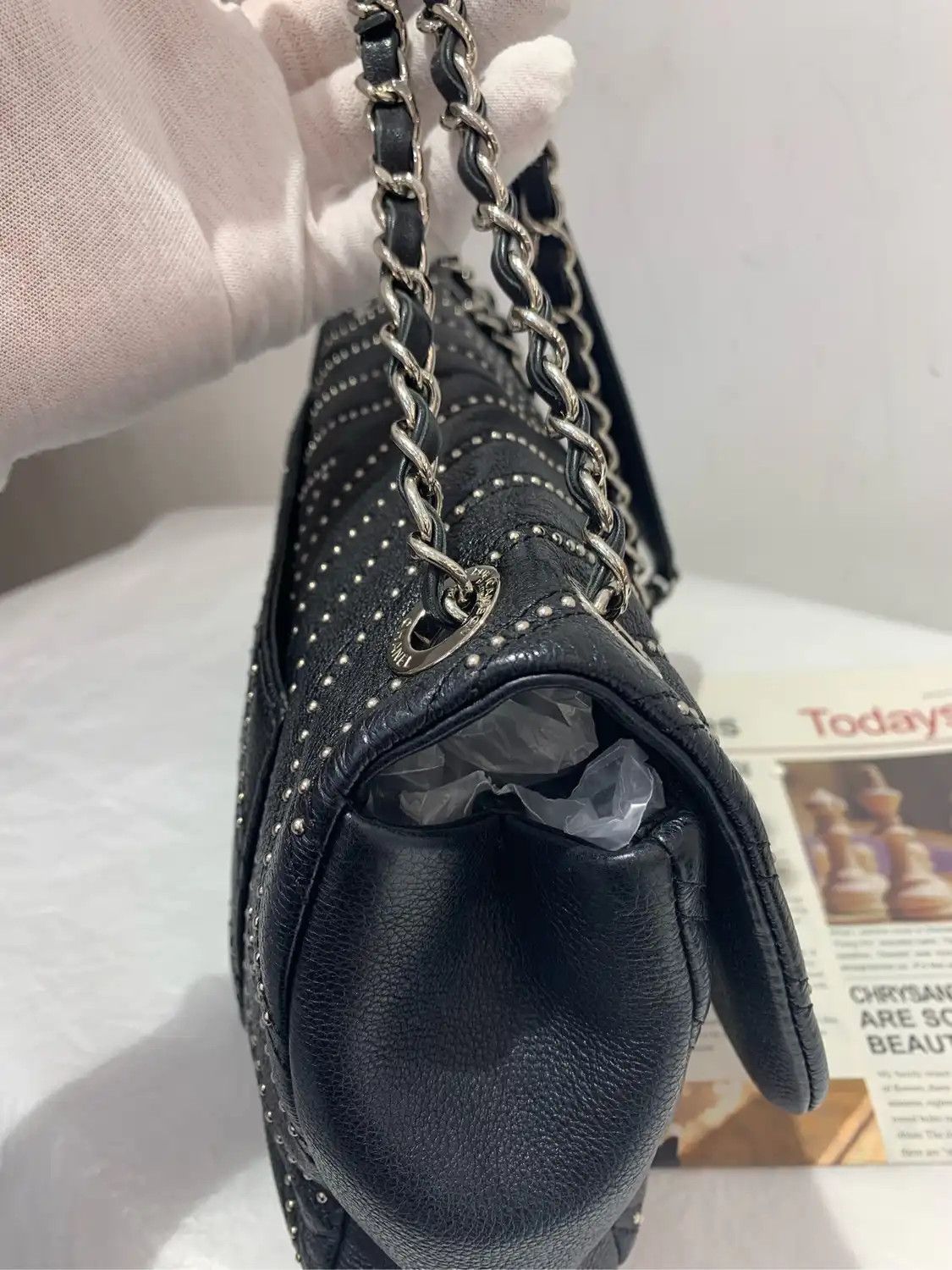 Chanel CHANEL CLASSIC FLAP Medium black cowhide leather Vstud flap bag chain bag crossb Size ONE SIZE - 16 Thumbnail