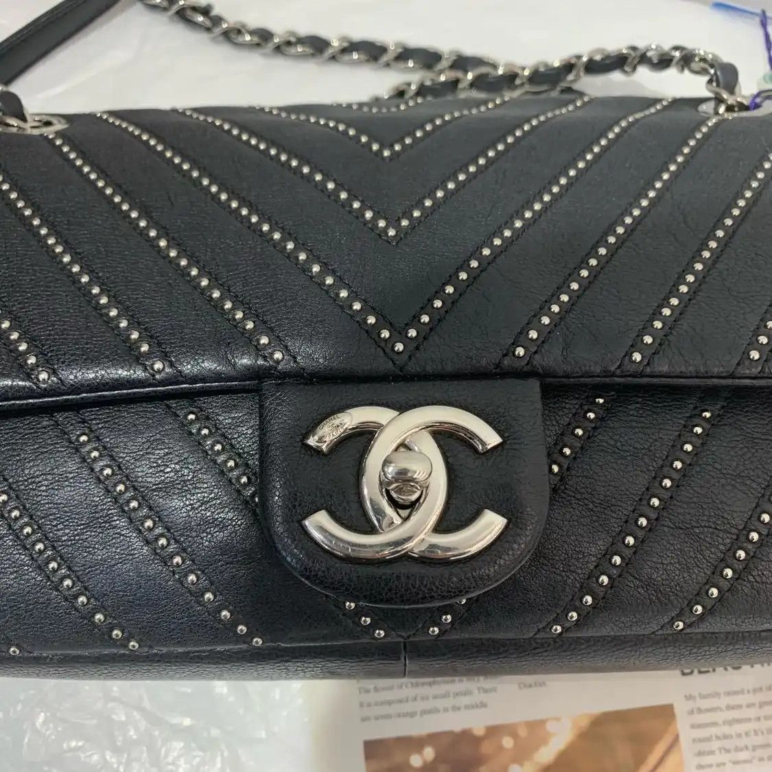 Chanel CHANEL CLASSIC FLAP Medium black cowhide leather Vstud flap bag chain bag crossb Size ONE SIZE - 7 Thumbnail