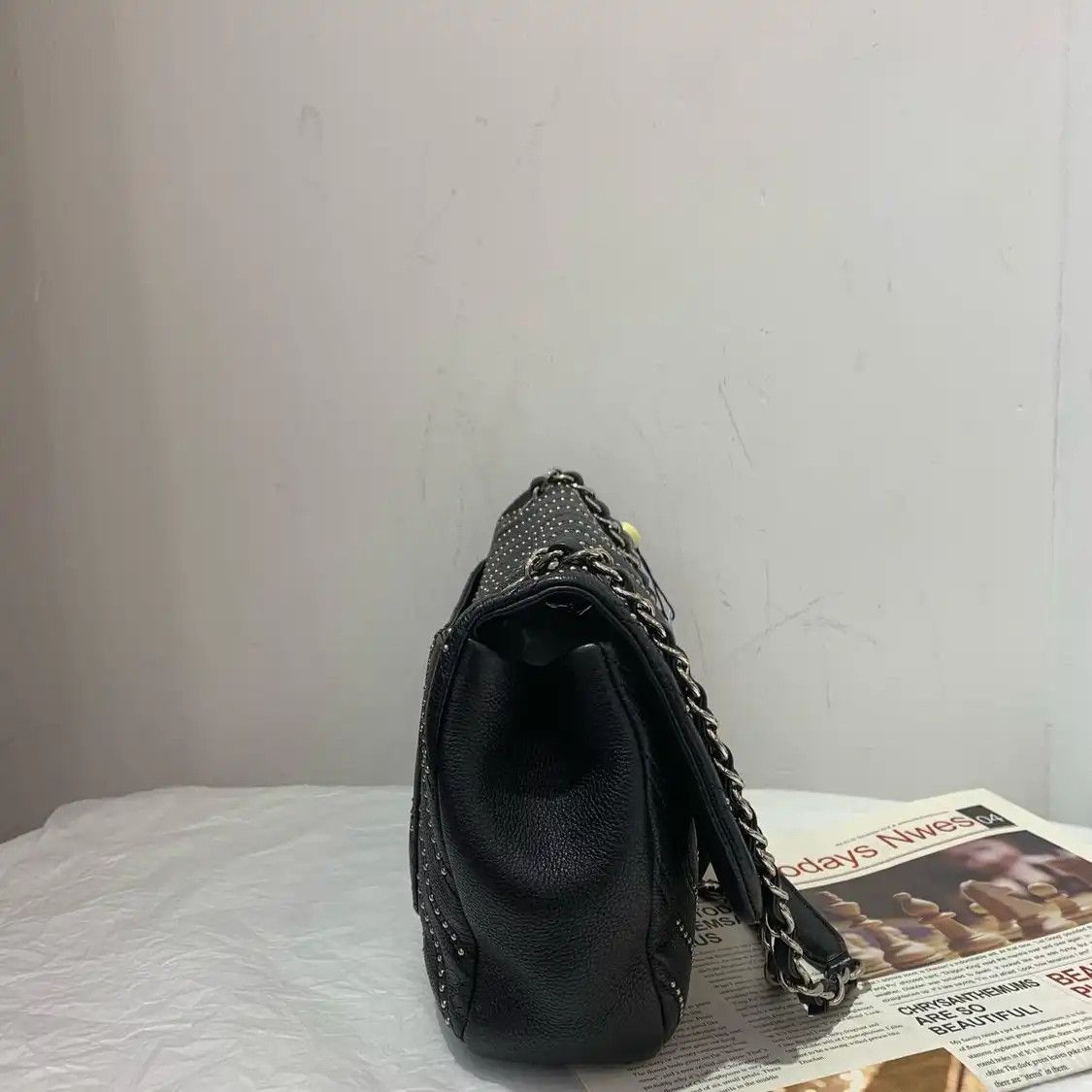 Chanel CHANEL CLASSIC FLAP Medium black cowhide leather Vstud flap bag chain bag crossb Size ONE SIZE - 4 Thumbnail