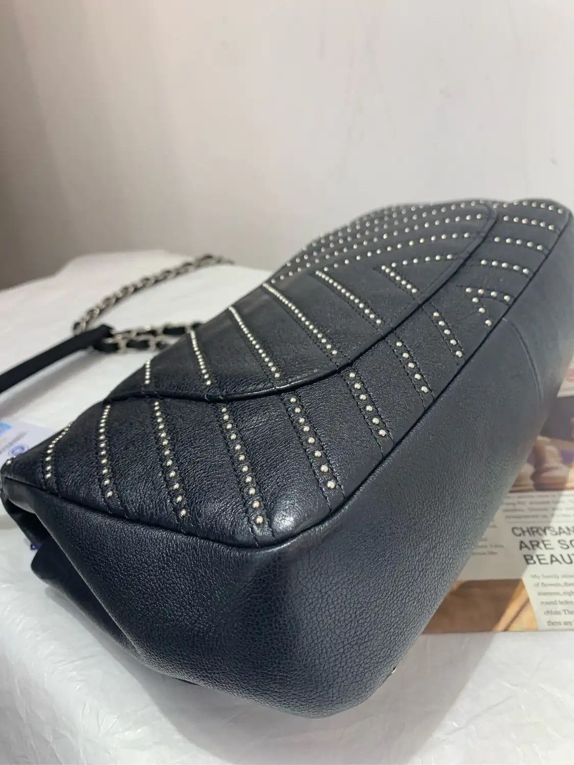 Chanel CHANEL CLASSIC FLAP Medium black cowhide leather Vstud flap bag chain bag crossb Size ONE SIZE - 13 Thumbnail