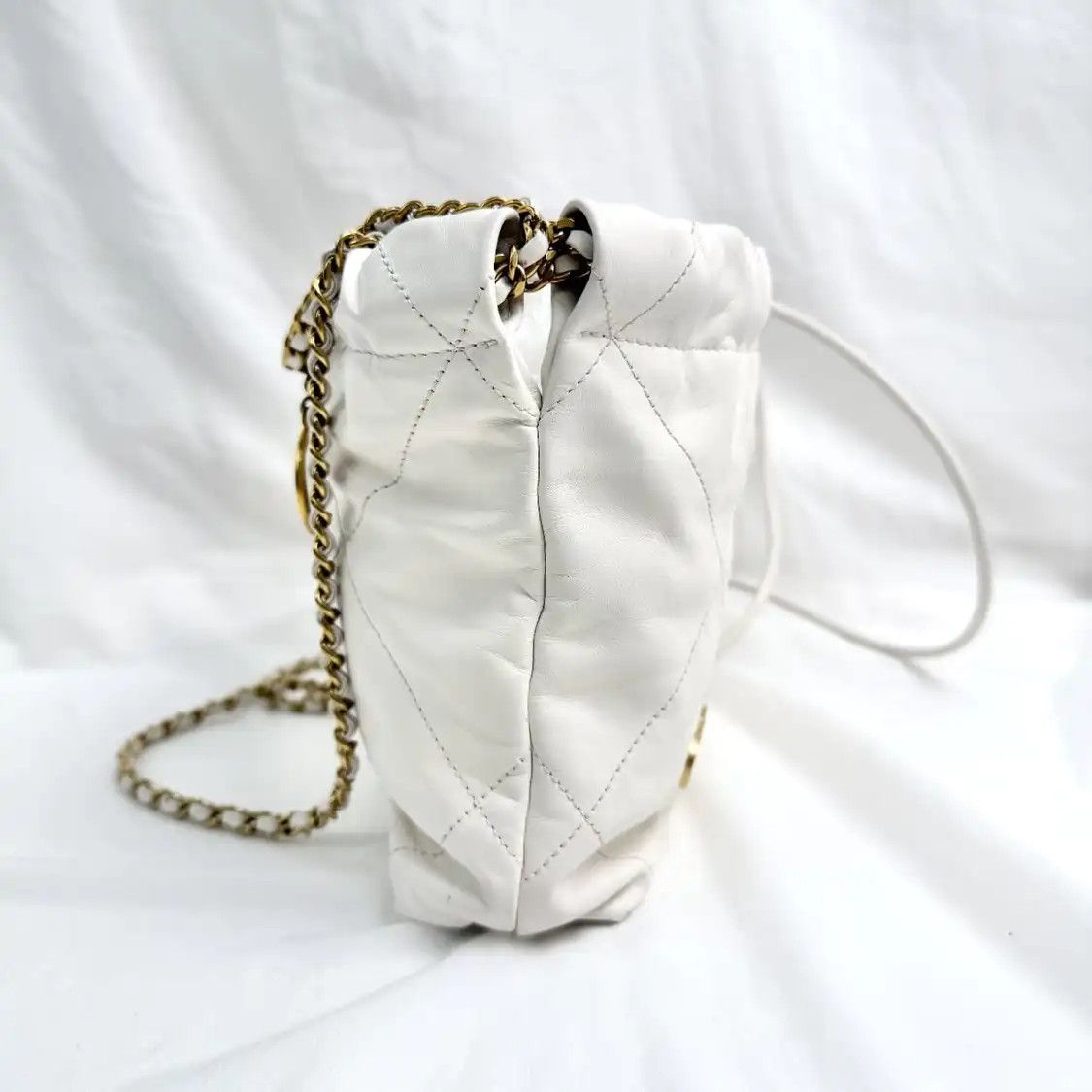Chanel CHANEL 22 mini white cowhide leather quilted 22 bag shoulder bag gold hardware Size ONE SIZE - 4 Thumbnail