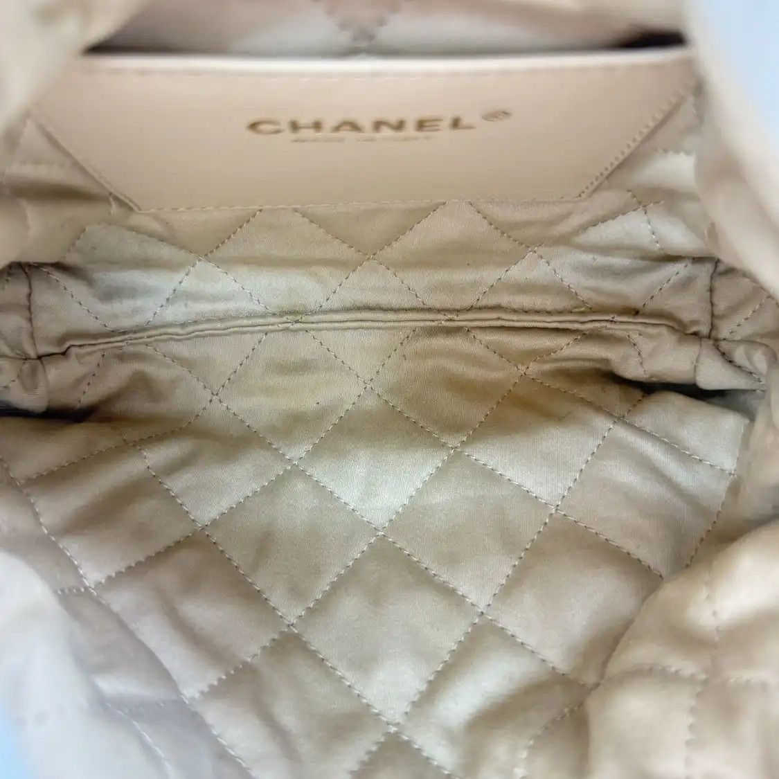 Chanel CHANEL 22 mini white cowhide leather quilted 22 bag shoulder bag gold hardware Size ONE SIZE - 6 Thumbnail