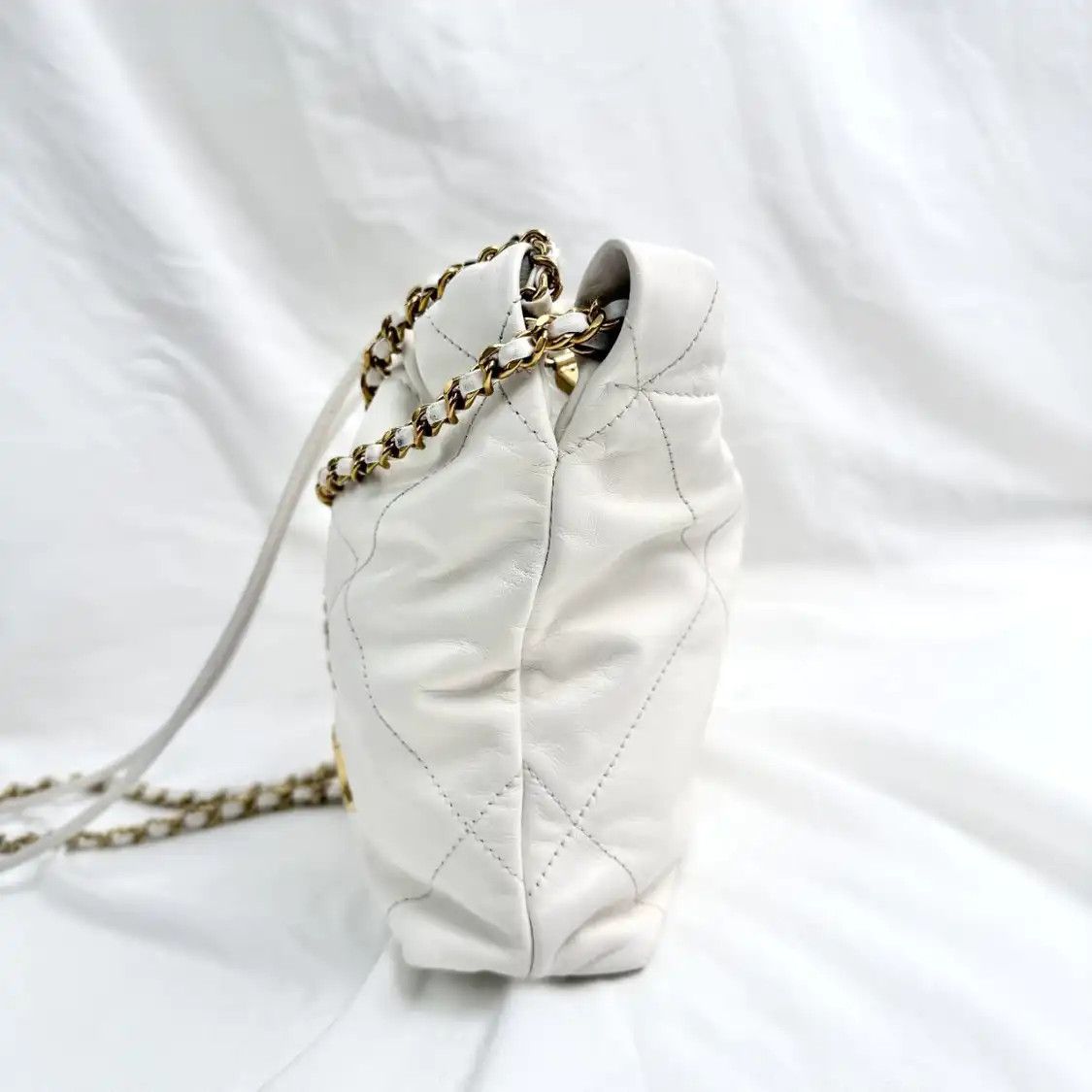 Chanel CHANEL 22 mini white cowhide leather quilted 22 bag shoulder bag gold hardware Size ONE SIZE - 8 Thumbnail