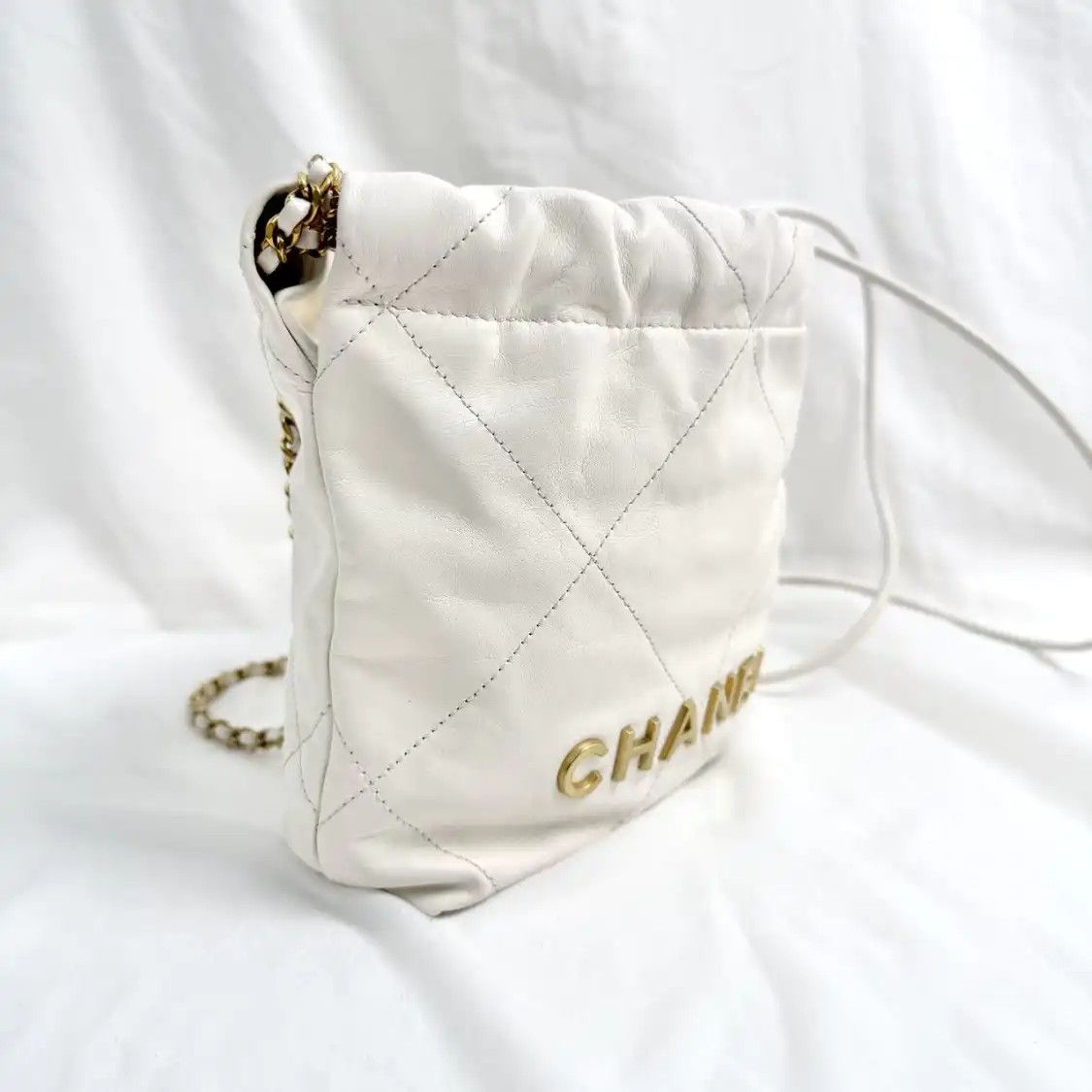 Chanel CHANEL 22 mini white cowhide leather quilted 22 bag shoulder bag gold hardware Size ONE SIZE - 2 Thumbnail