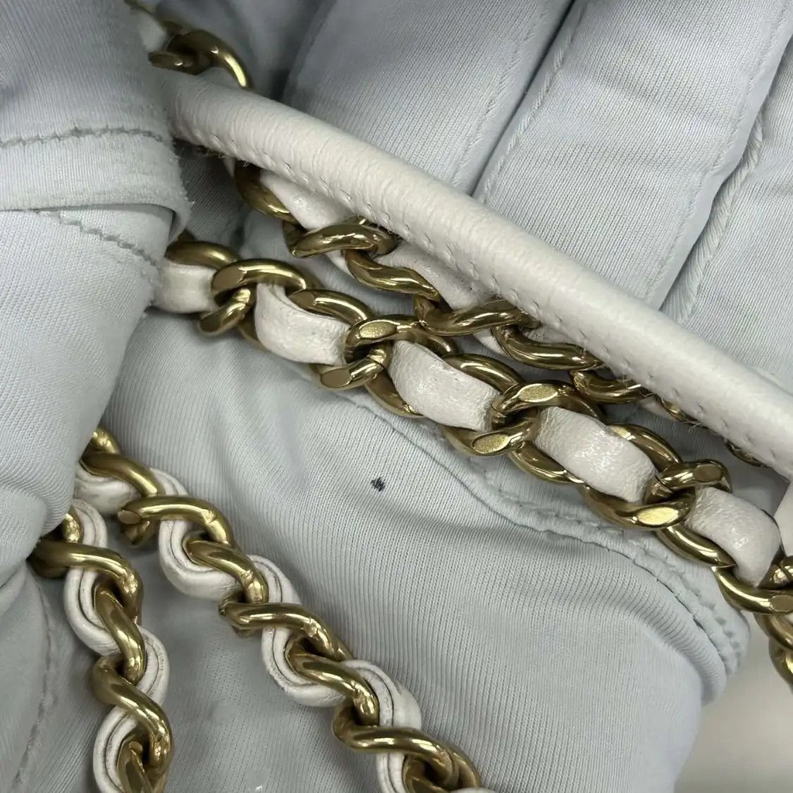 Chanel CHANEL 22 mini white cowhide leather quilted 22 bag shoulder bag gold hardware Size ONE SIZE - 10 Thumbnail