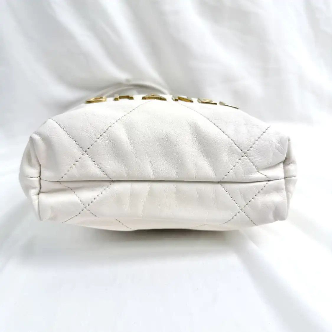 Chanel CHANEL 22 mini white cowhide leather quilted 22 bag shoulder bag gold hardware Size ONE SIZE - 9 Thumbnail