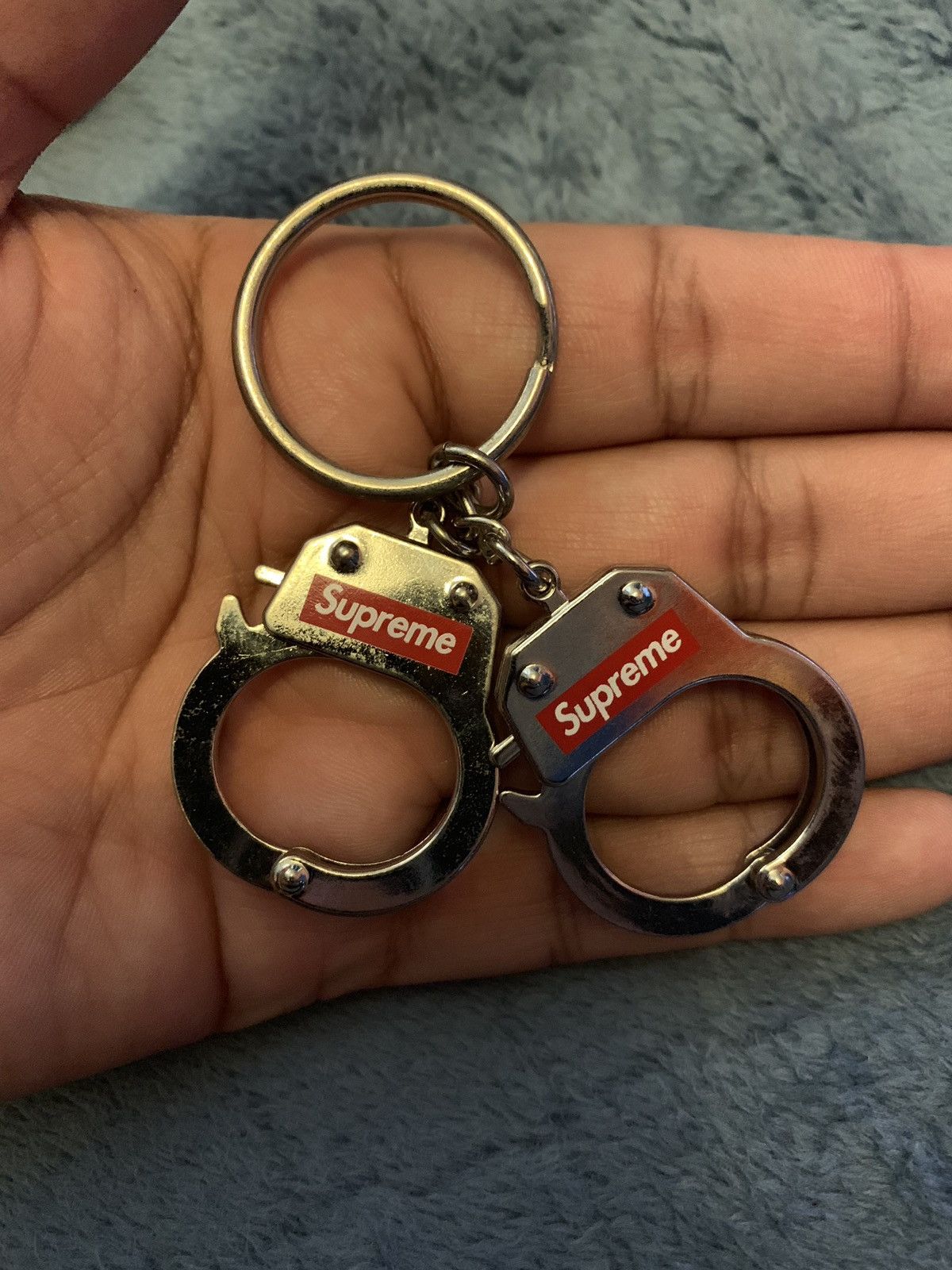 数量は多い Supreme Handcuffs Keychain - メンズ