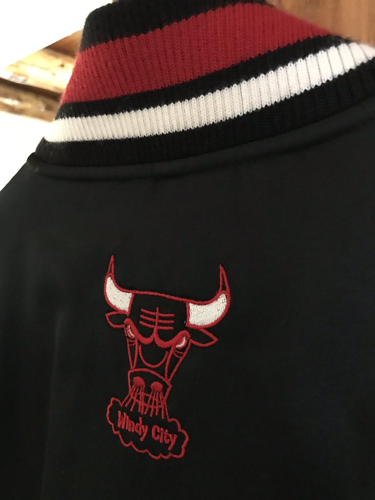 Mitchell & Ness Vintage Satin Chicago Bulls Varsity Jacket - Mitchell & Ness Size US XL / EU 56 / 4 - 11 Preview