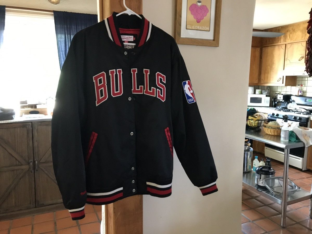 Mitchell & Ness Vintage Satin Chicago Bulls Varsity Jacket - Mitchell & Ness Size US XL / EU 56 / 4 - 5 Thumbnail
