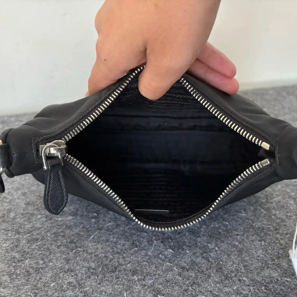 Prada PRADA Re-Edition 2005 mini black nylon logo crossbody bag silver hardware Size ONE SIZE - 7 Thumbnail