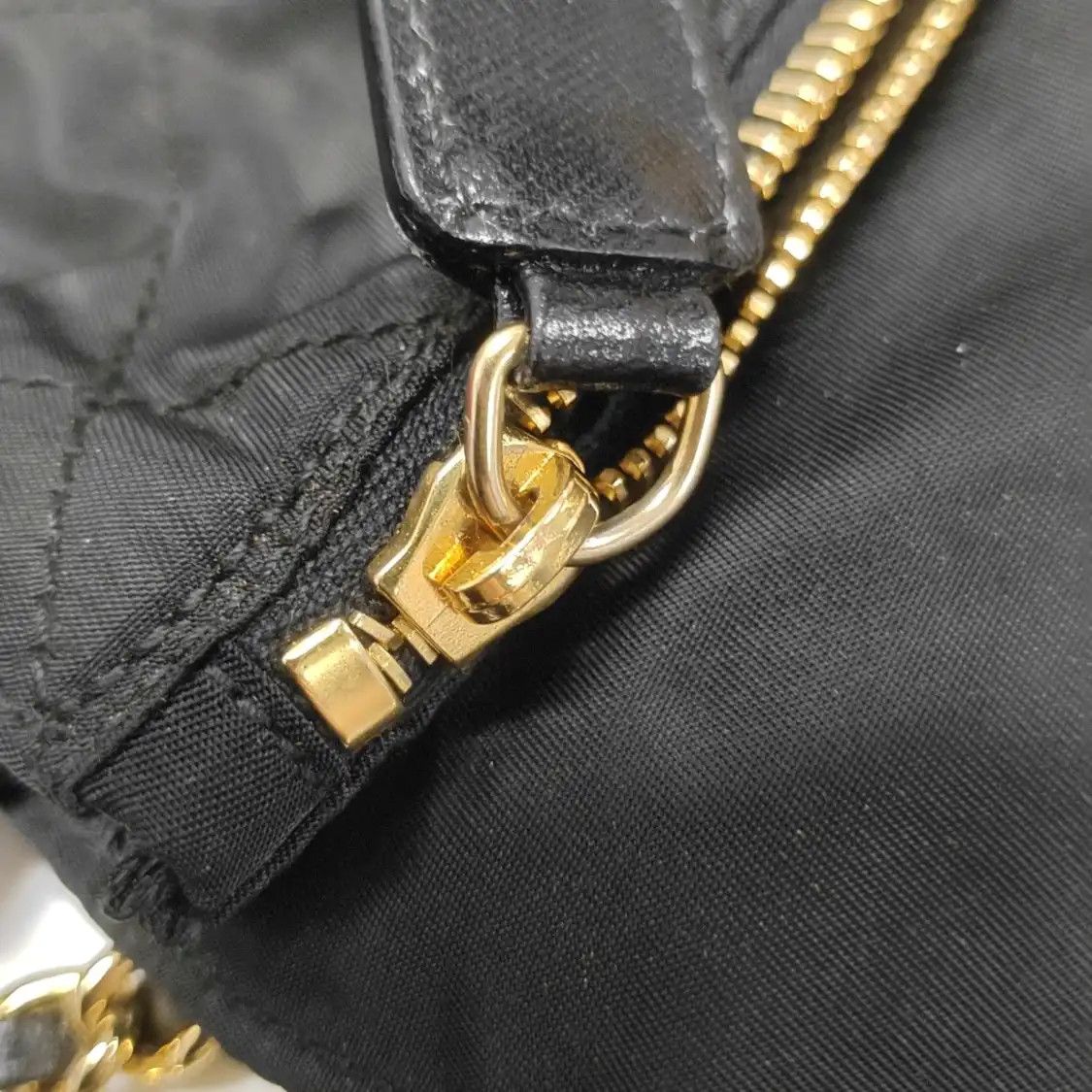 Prada PRADA black nylon logo quilted parachute bag shoulder bag crossbody gold hardwar Size ONE SIZE - 13 Thumbnail