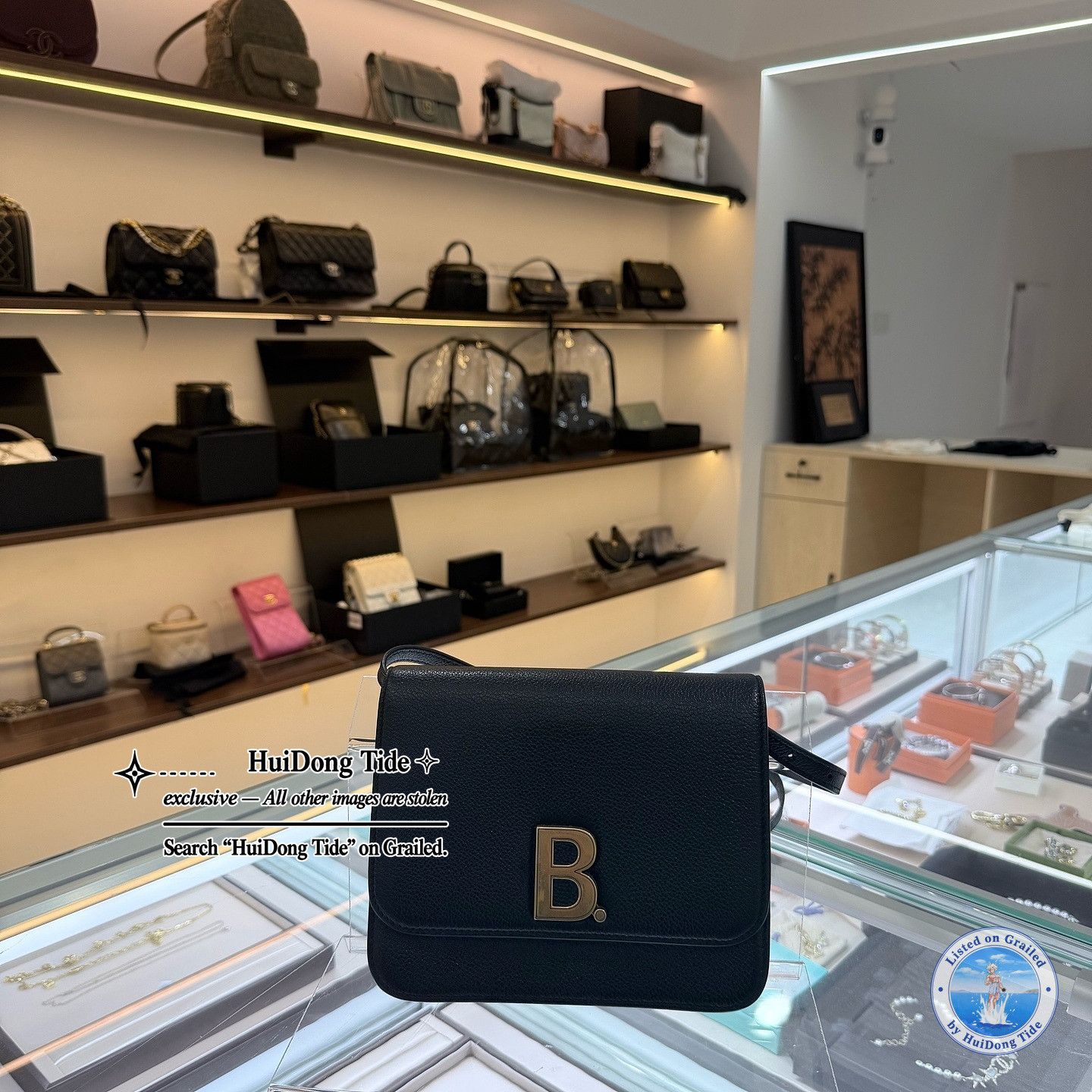 Balenciaga Balenciaga B Logo Grained Leather Shoulder Bag Size OS Size ONE SIZE - 6 Thumbnail