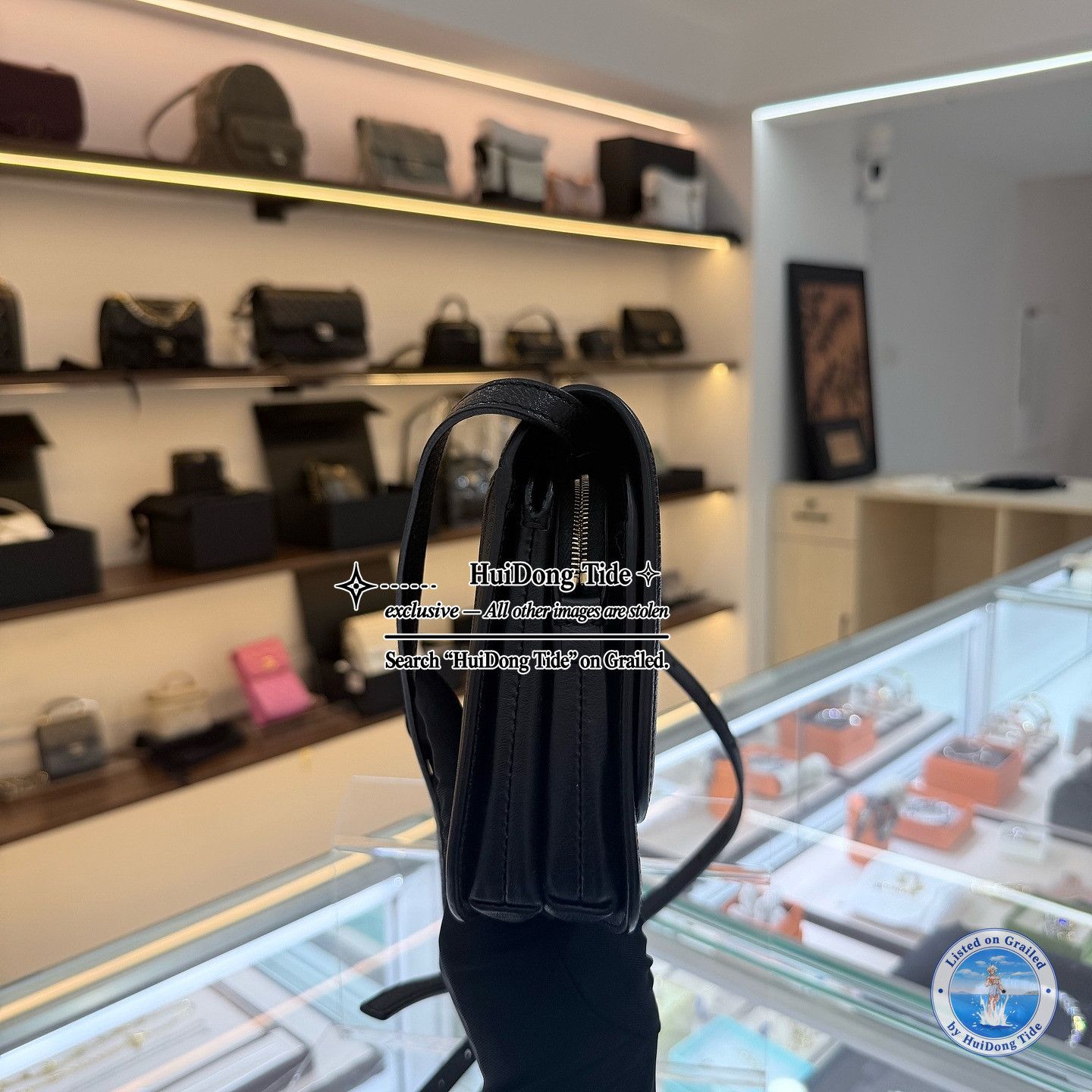 Balenciaga Balenciaga B Logo Grained Leather Shoulder Bag Size OS Size ONE SIZE - 7 Thumbnail