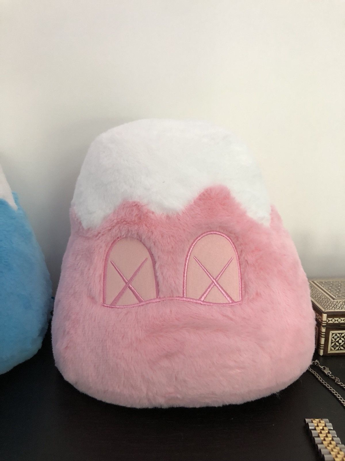 KAWS: HOLIDAY JAPAN - Peluche Mount Fuji - Rose - Neuve