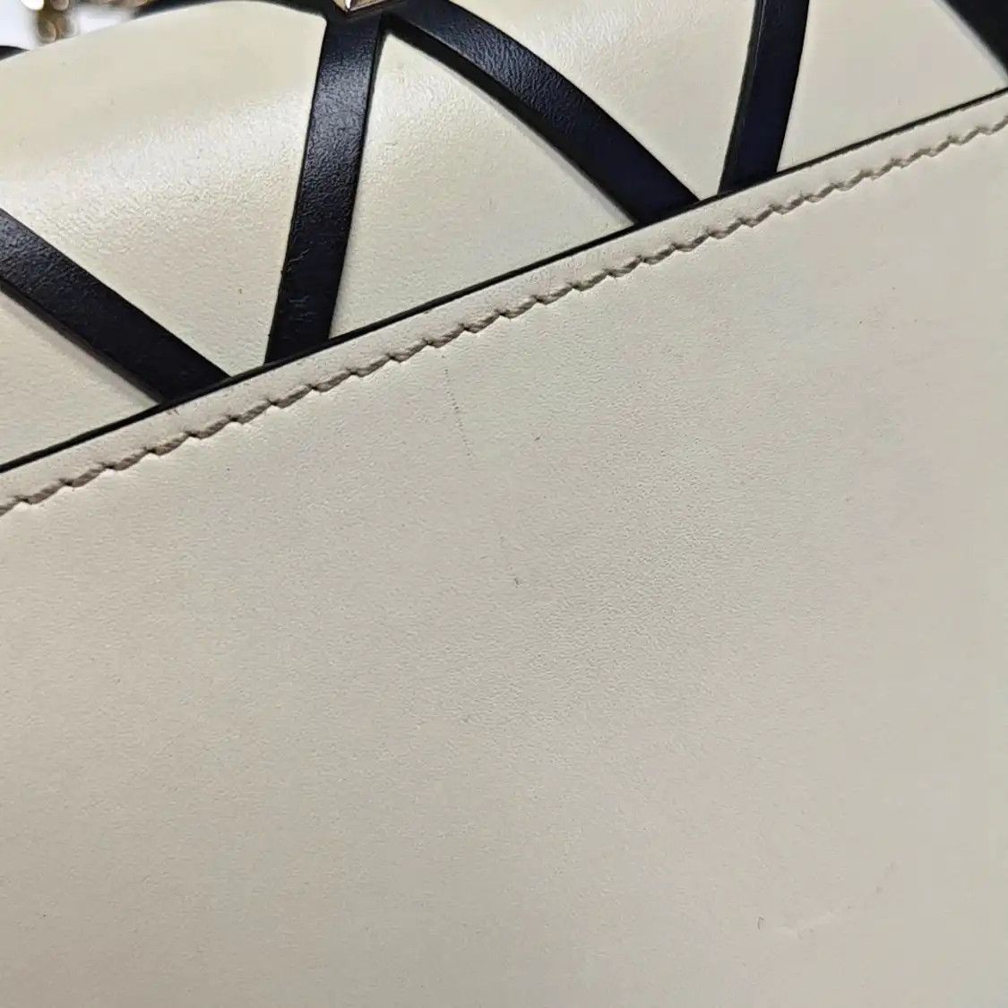 Valentino VALENTINO Beehive white cowhide leather stud quilted shoulder bag detachable str Size ONE SIZE - 13 Thumbnail