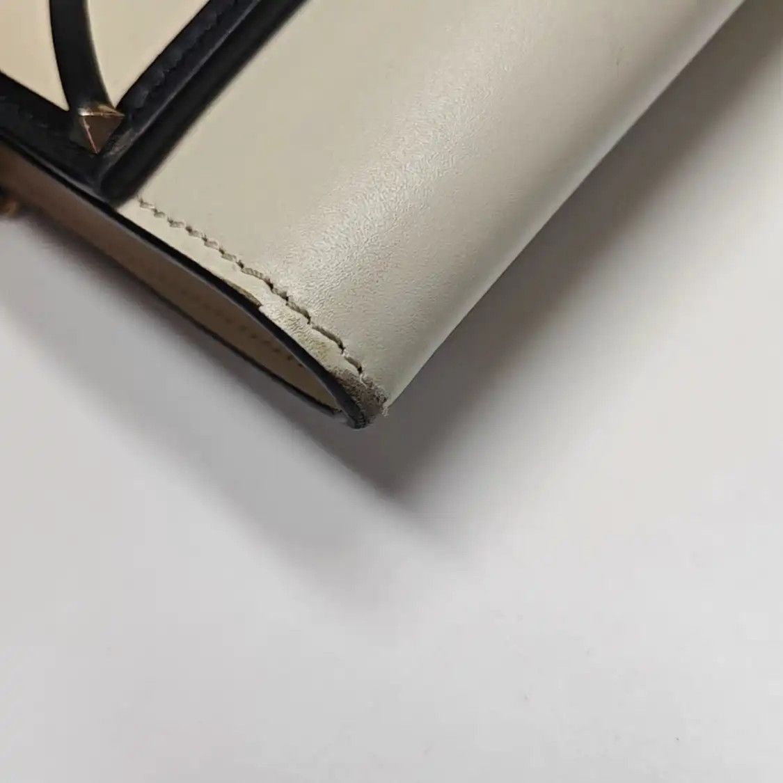 Valentino VALENTINO Beehive white cowhide leather stud quilted shoulder bag detachable str Size ONE SIZE - 15 Thumbnail