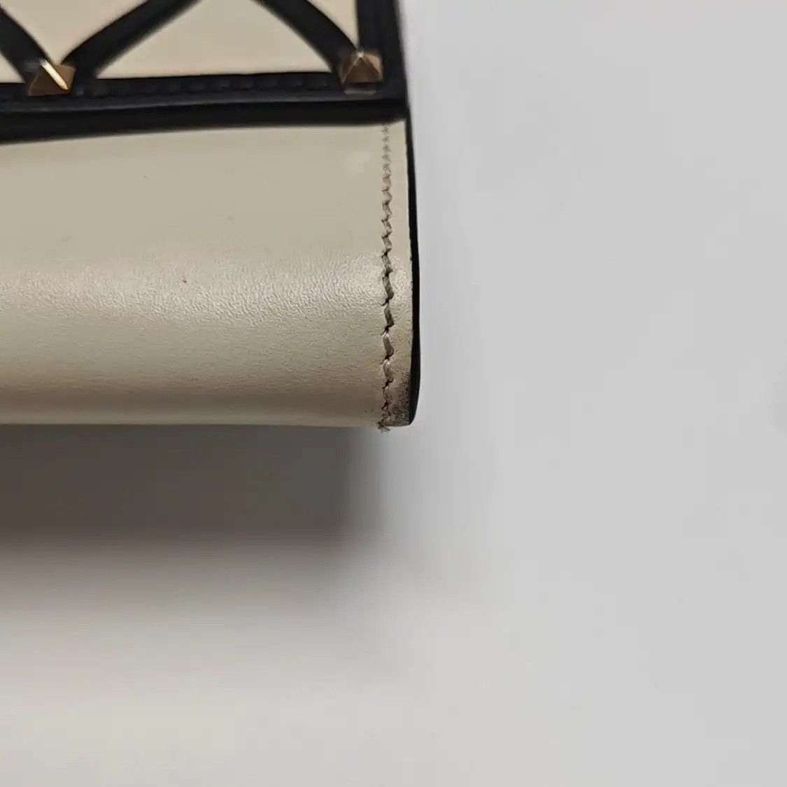 Valentino VALENTINO Beehive white cowhide leather stud quilted shoulder bag detachable str Size ONE SIZE - 14 Thumbnail