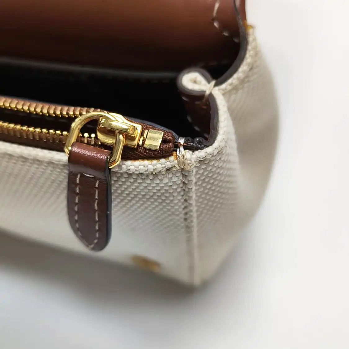 Burberry BURBERRY Horseferry Small white fabric print stud shoulder bag gold hardware det Size ONE SIZE - 10 Thumbnail