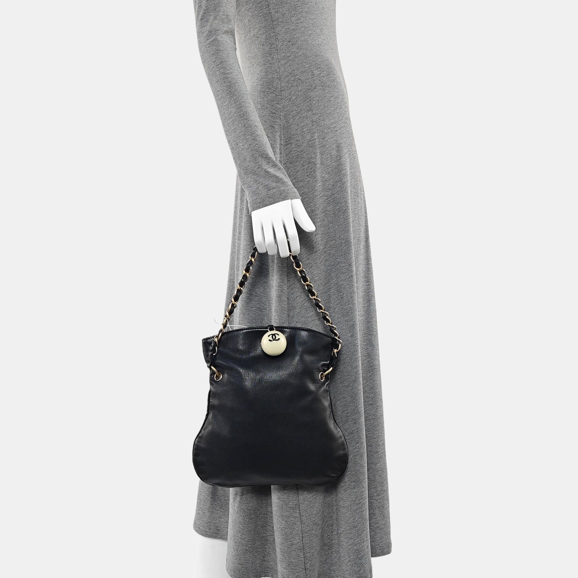 Chanel CHANEL Leather Shoulder Bag with Gold Hardware Size ONE SIZE - 2 Thumbnail