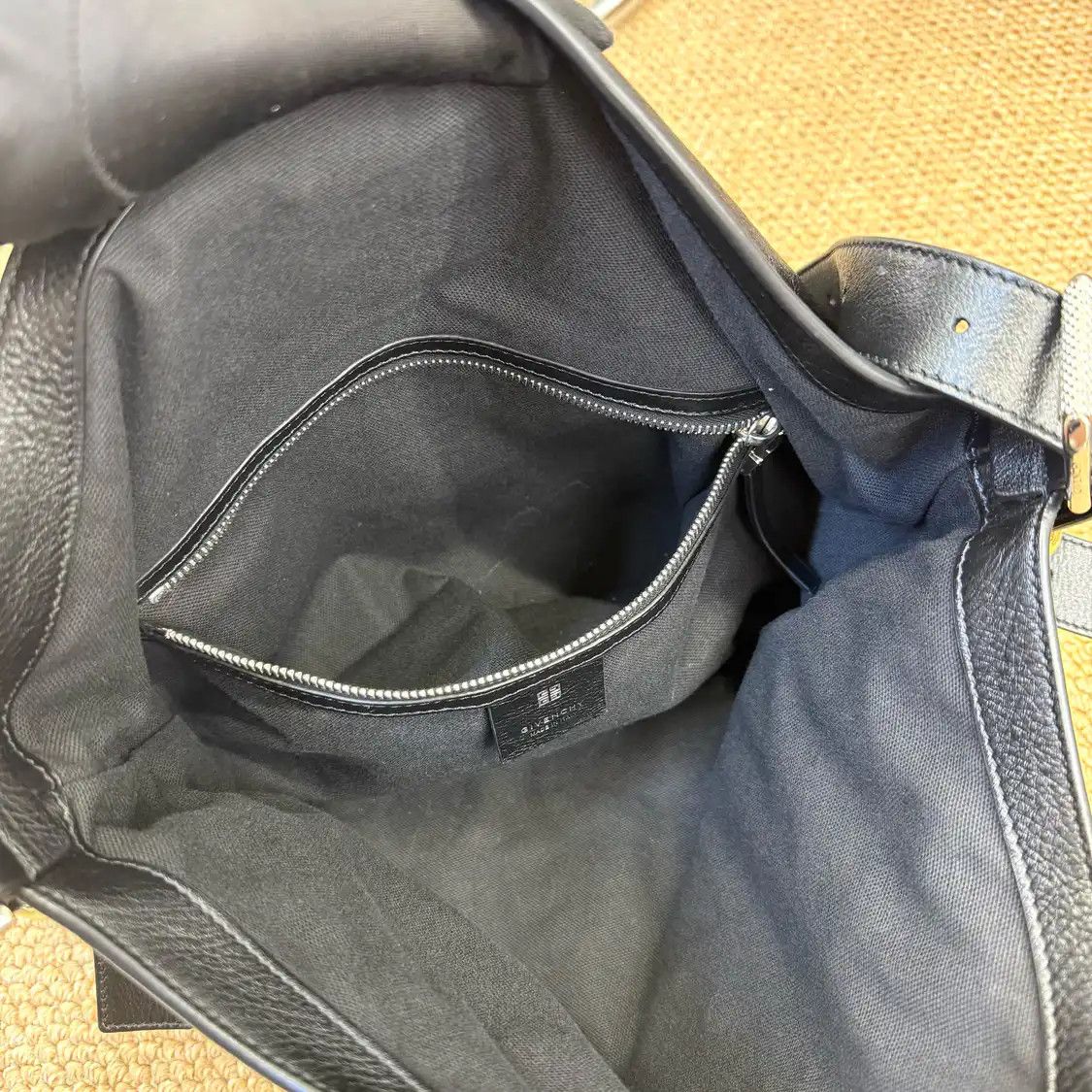 Givenchy GIVENCHY Voyou Medium black cowhide leather crossbody bag Size ONE SIZE - 9 Thumbnail