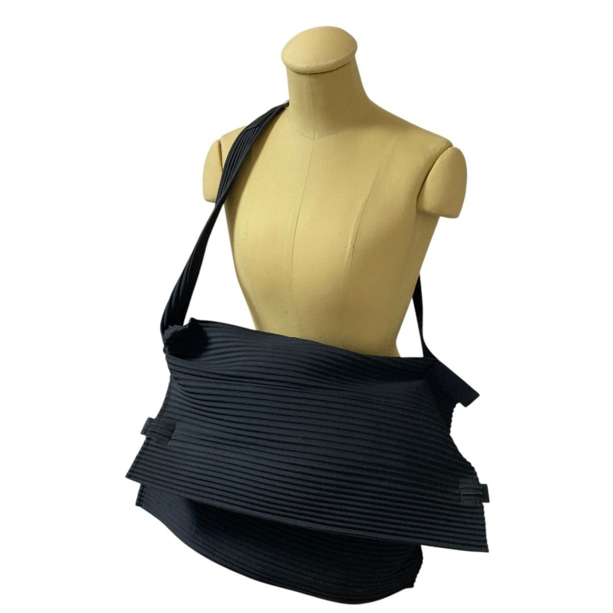 Issey Miyake HOMME PLISSE ISSEY MIYAKE Pleats Easy Handbag HP04AG508 Black (Men's & Women's) Size ONE SIZE - 6 Thumbnail