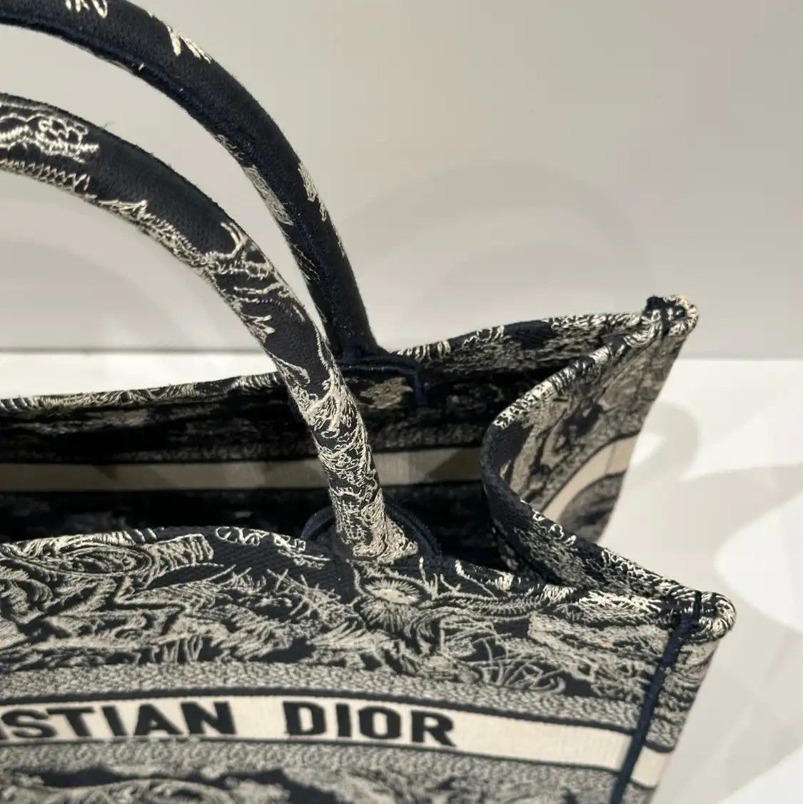 Dior DIOR Book Tote Medium blue canvas embroidery jacquard handbag Size ONE SIZE - 11 Thumbnail