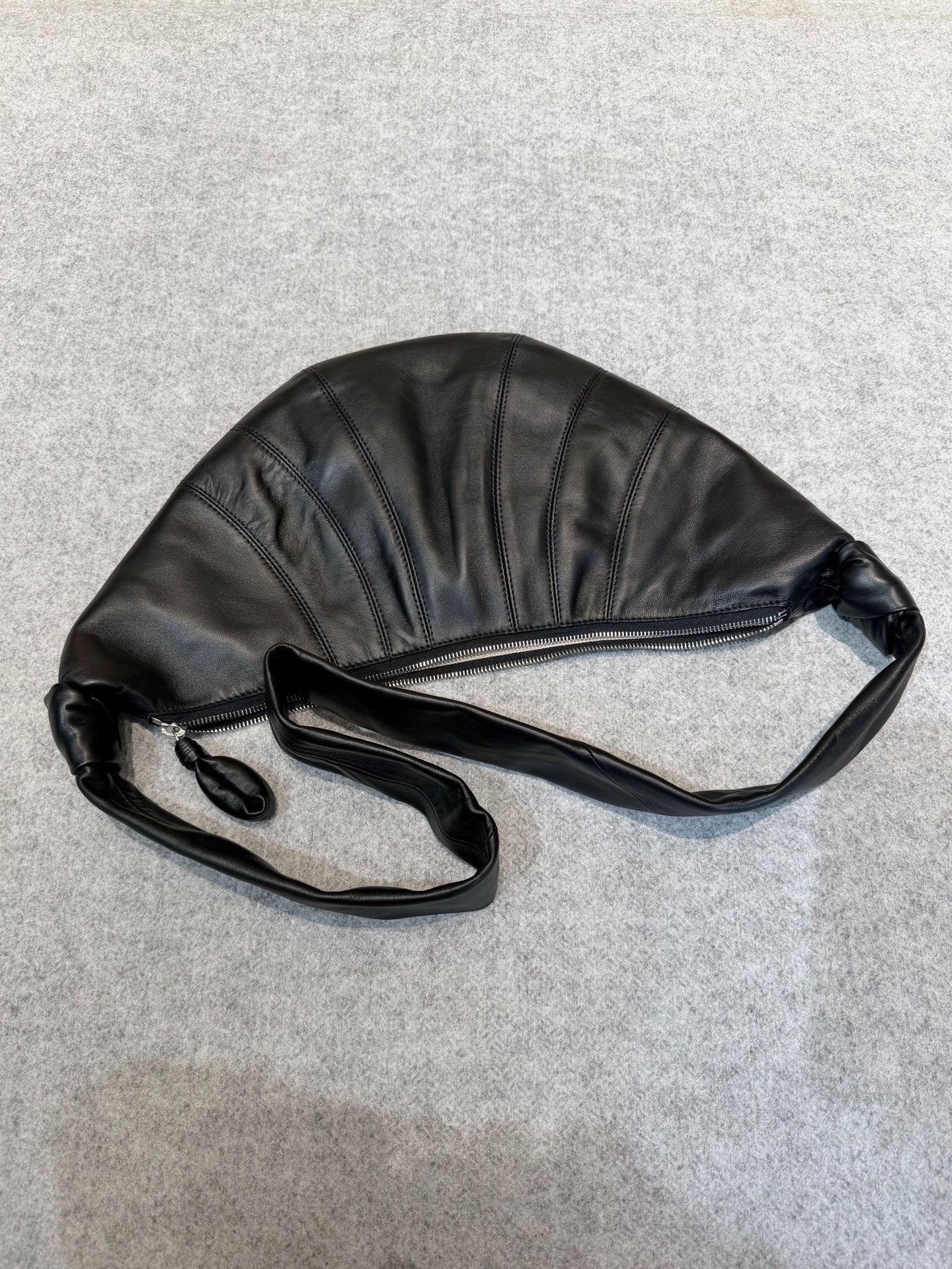 Lemaire Lemaire Black Leather Croissant Crossbody Bag Size ONE SIZE - 4 Thumbnail