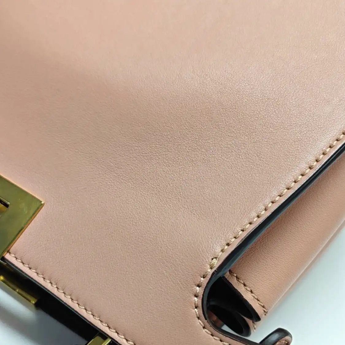 Fendi FENDI Peekaboo Essential Medium pink cowhide leather shoulder bag gold hardware Size ONE SIZE - 10 Thumbnail