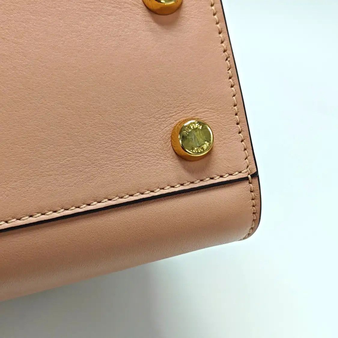 Fendi FENDI Peekaboo Essential Medium pink cowhide leather shoulder bag gold hardware Size ONE SIZE - 15 Thumbnail