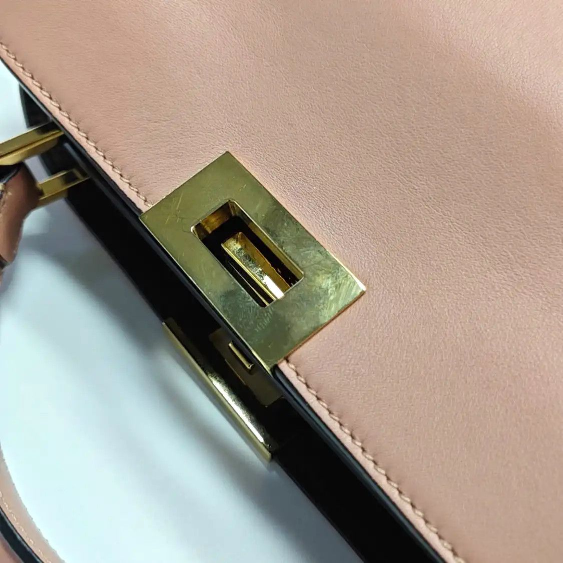 Fendi FENDI Peekaboo Essential Medium pink cowhide leather shoulder bag gold hardware Size ONE SIZE - 9 Thumbnail