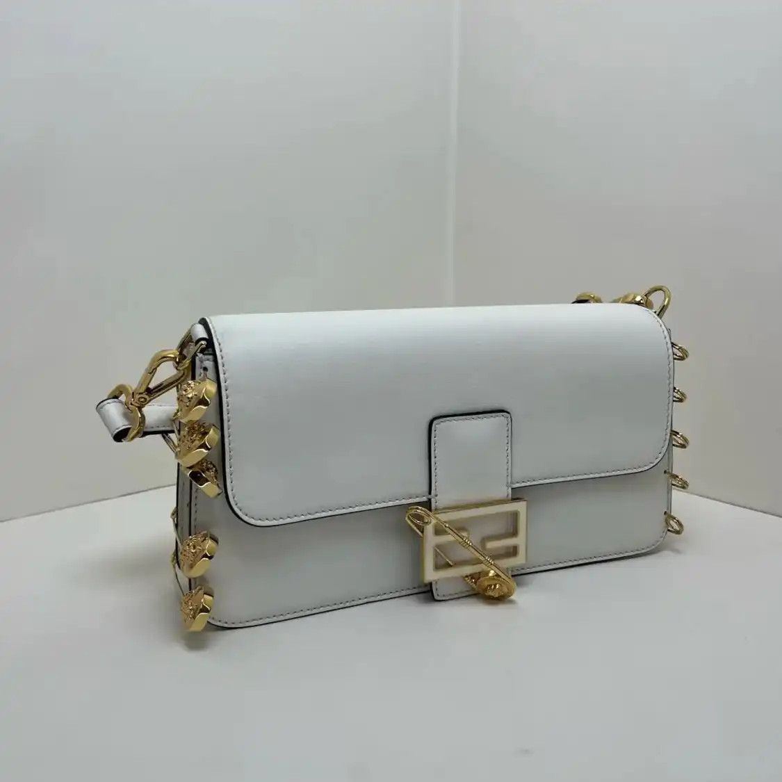 Fendi FENDI Baguette white cowhide leather baguette bag shoulder bag gold hardware det Size ONE SIZE - 2 Thumbnail