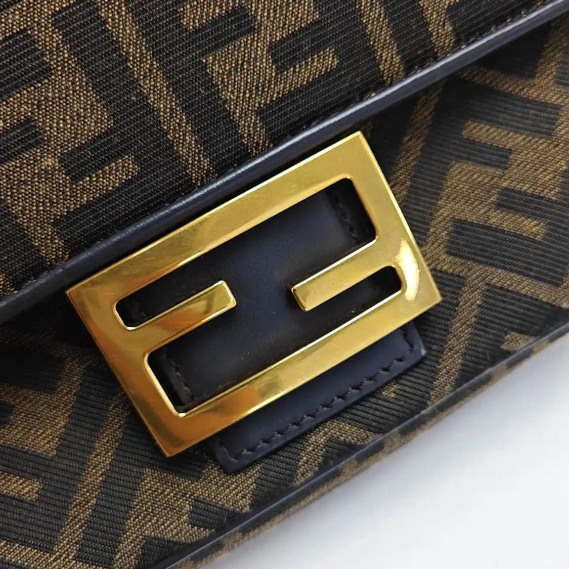 Fendi FENDI Baguette Medium color-block fabric doubleF shoulder bag clutch handbag gol Size ONE SIZE - 8 Thumbnail