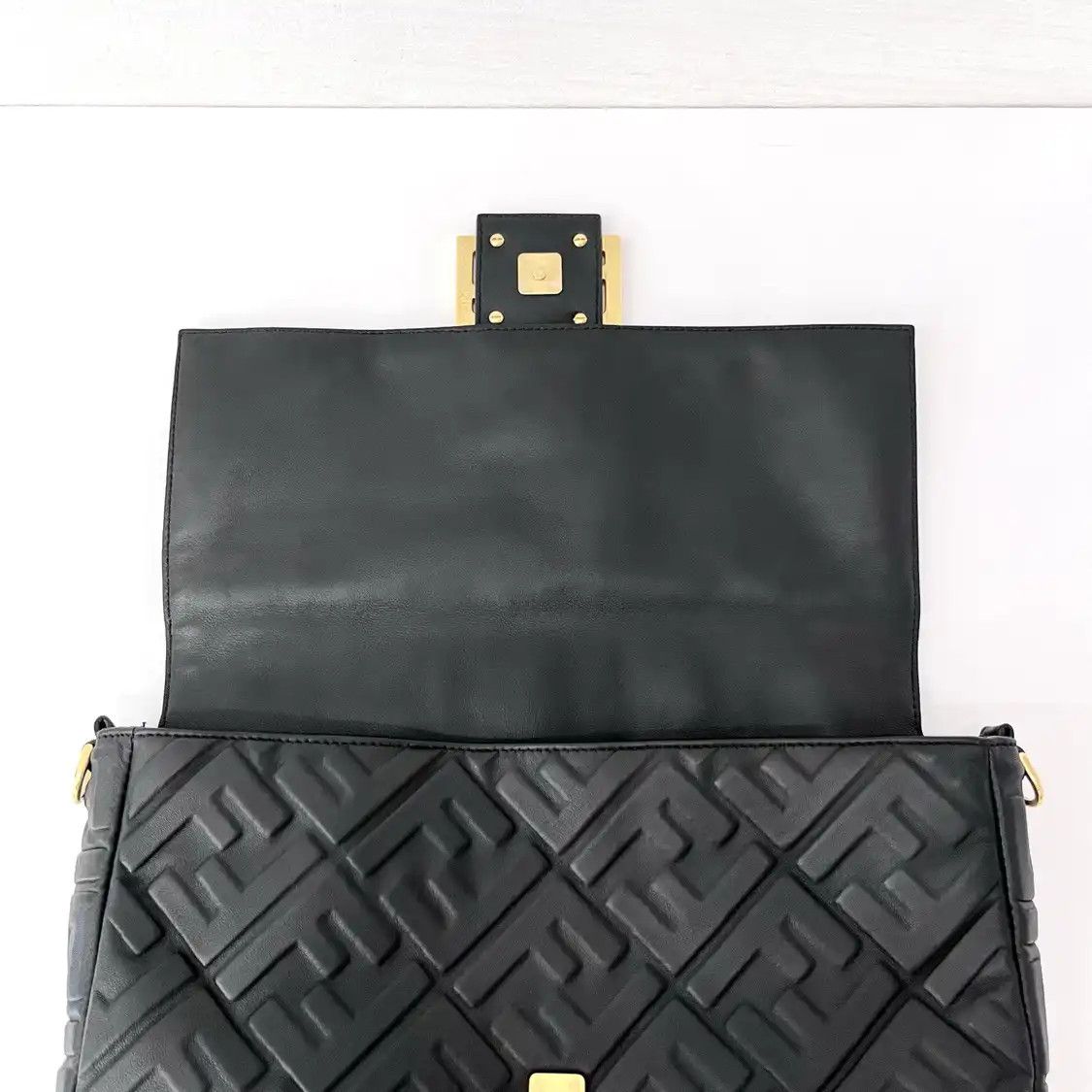Fendi FENDI Baguette Large black sheepskin doubleF embossed shoulder bag gold hardware Size ONE SIZE - 12 Thumbnail
