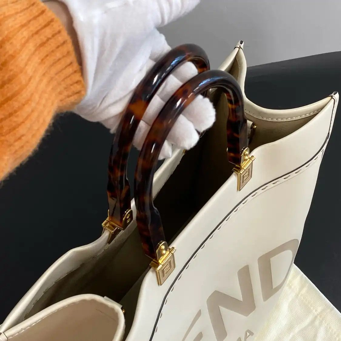 Fendi FENDI Sunshine Medium white cowhide leather embossed shoulder bag Size ONE SIZE - 8 Thumbnail