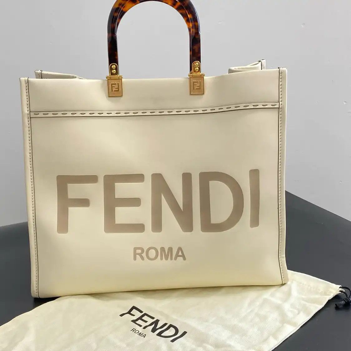 Fendi FENDI Sunshine Medium white cowhide leather embossed shoulder bag Size ONE SIZE - 9 Thumbnail