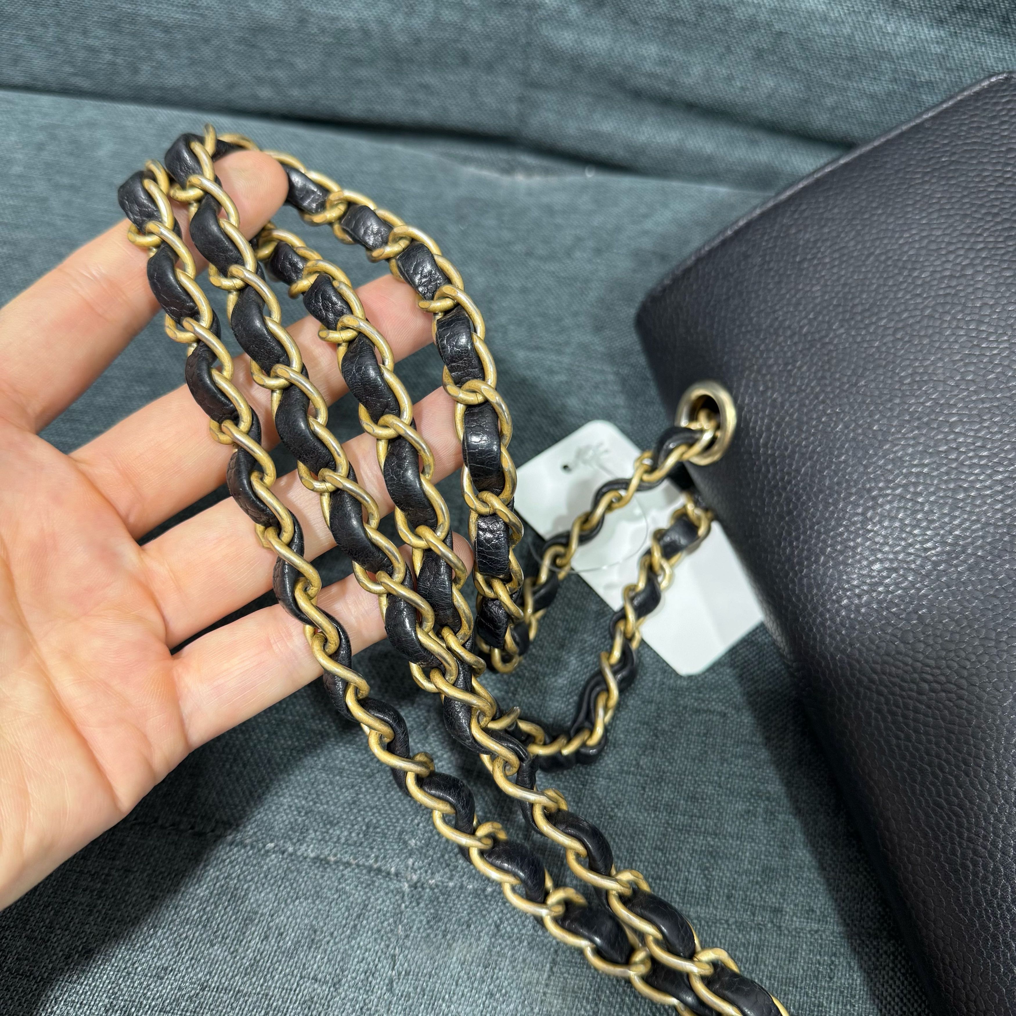 Chanel CHANEL Classic Flap Medium Caviar Leather Shoulder Bag Size ONE SIZE - 8 Thumbnail