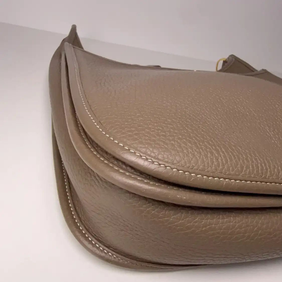 Hermes Hermes Evelyne PM Etoupe Togo cowhide leather cutout Evelyne shoulder bag silver Size ONE SIZE - 9 Thumbnail