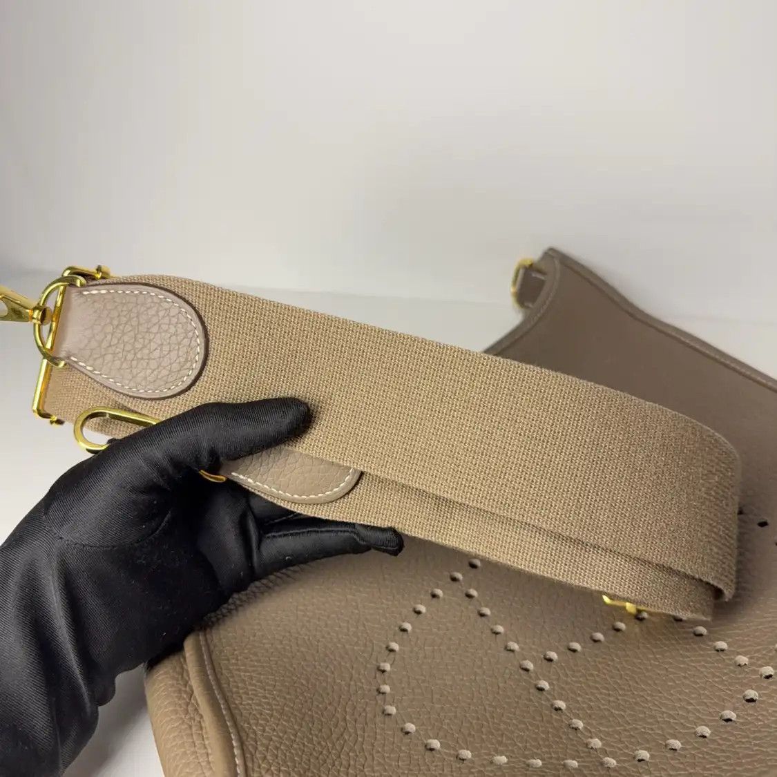 Hermes Hermes Evelyne PM Etoupe Togo cowhide leather cutout Evelyne shoulder bag silver Size ONE SIZE - 10 Thumbnail