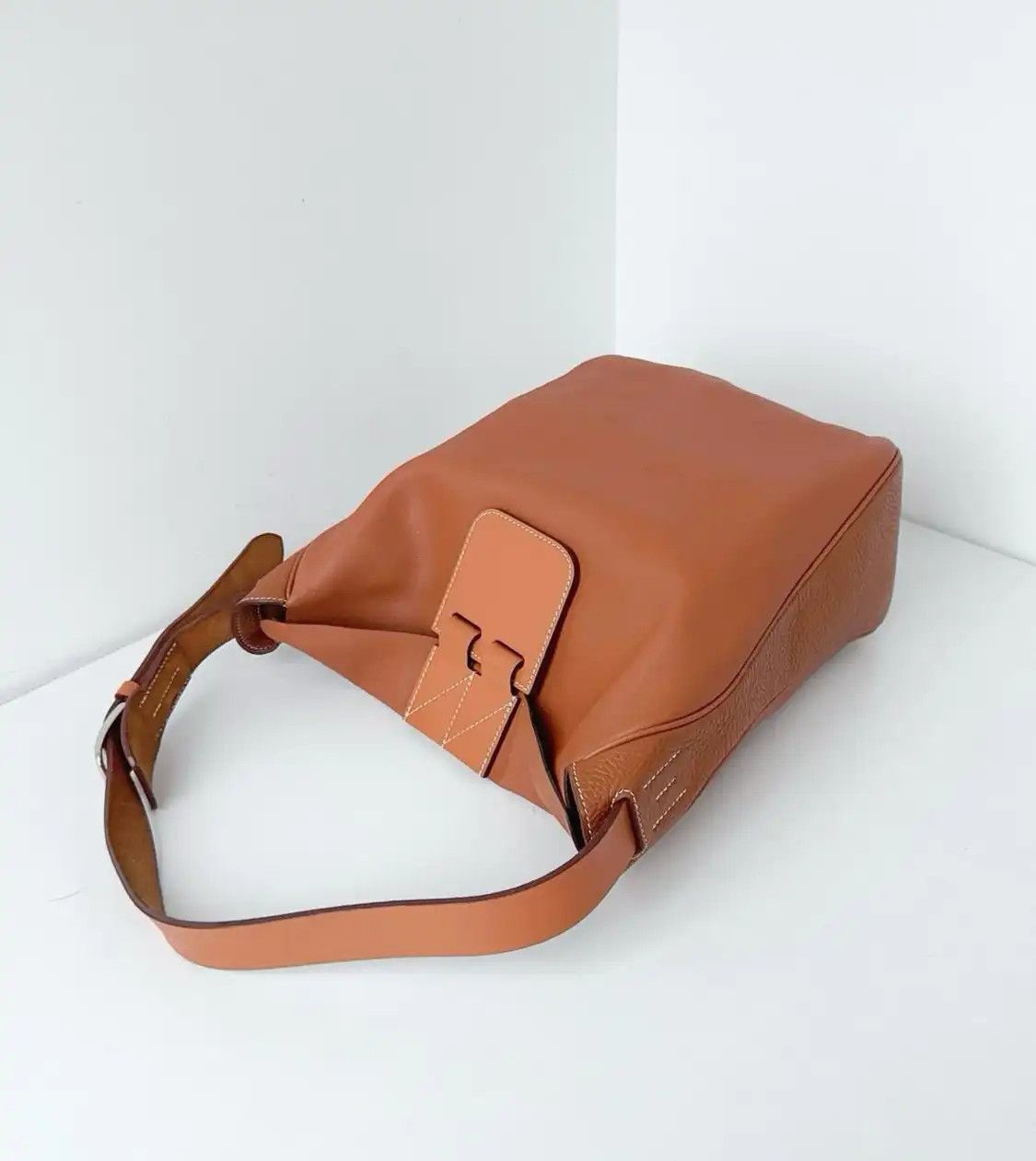 Hermes Hermes Virevolte 24 Gold Brown Swift cowhide leather shoulder bag silver hardwar Size ONE SIZE - 7 Thumbnail