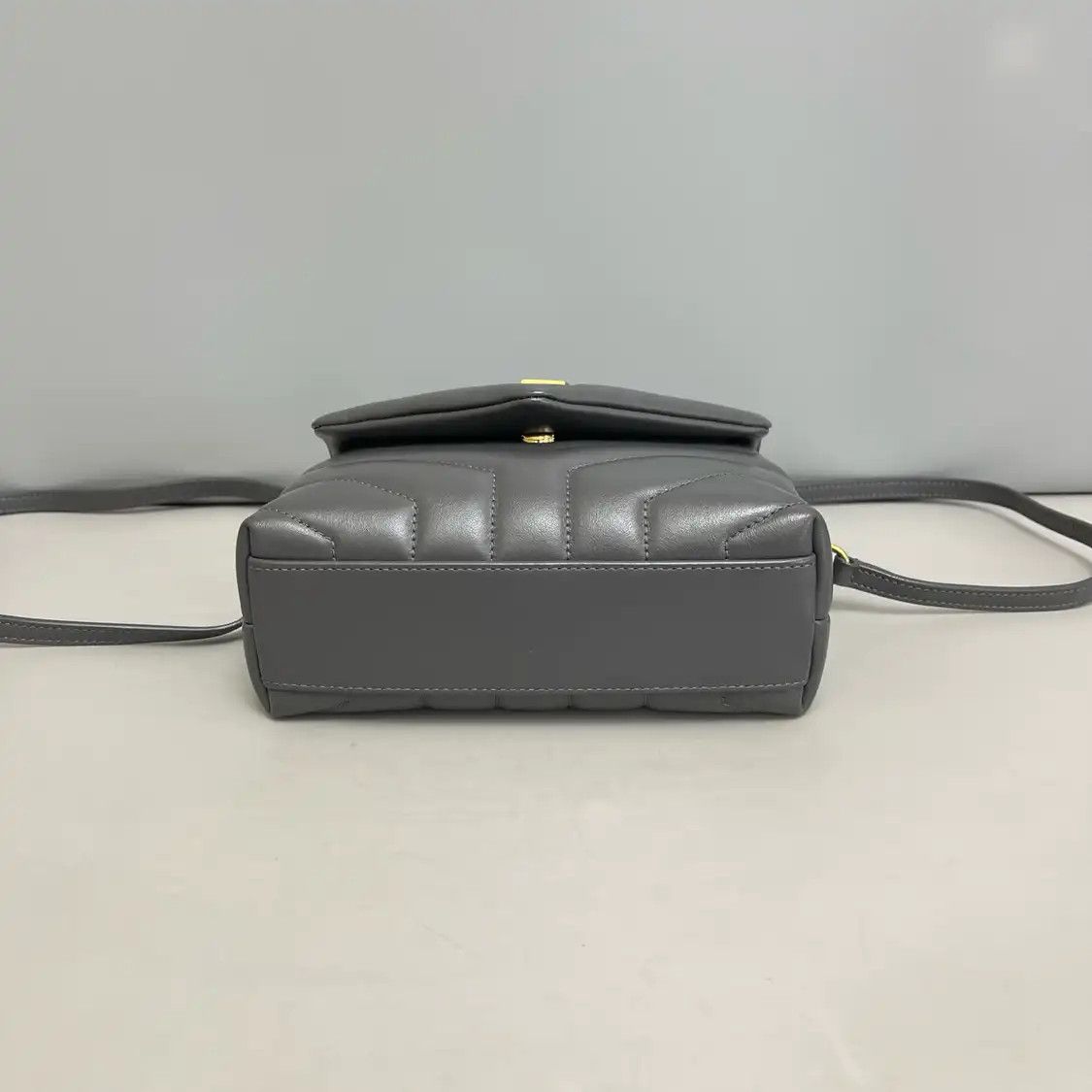 Saint Laurent Paris Saint Laurent Paris YSL dark greycowhide leather quilted Vcrossbody bag Size ONE SIZE - 5 Thumbnail