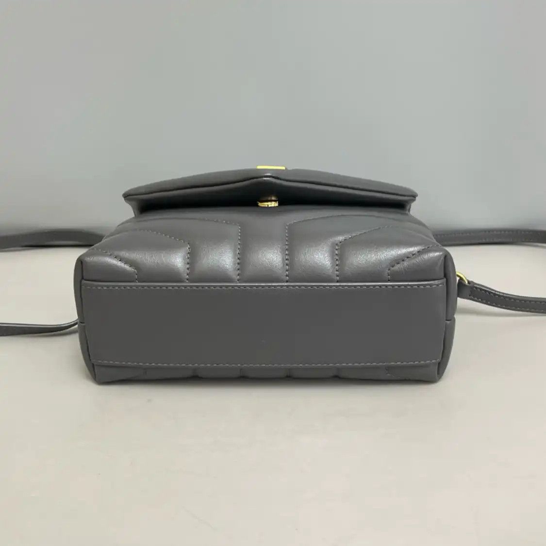 Saint Laurent Paris Saint Laurent Paris YSL dark greycowhide leather quilted Vcrossbody bag Size ONE SIZE - 8 Thumbnail