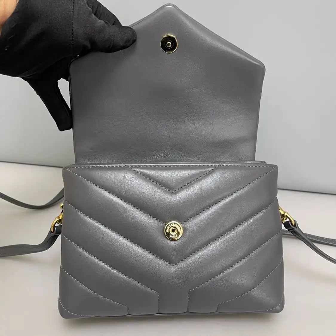 Saint Laurent Paris Saint Laurent Paris YSL dark greycowhide leather quilted Vcrossbody bag Size ONE SIZE - 7 Thumbnail