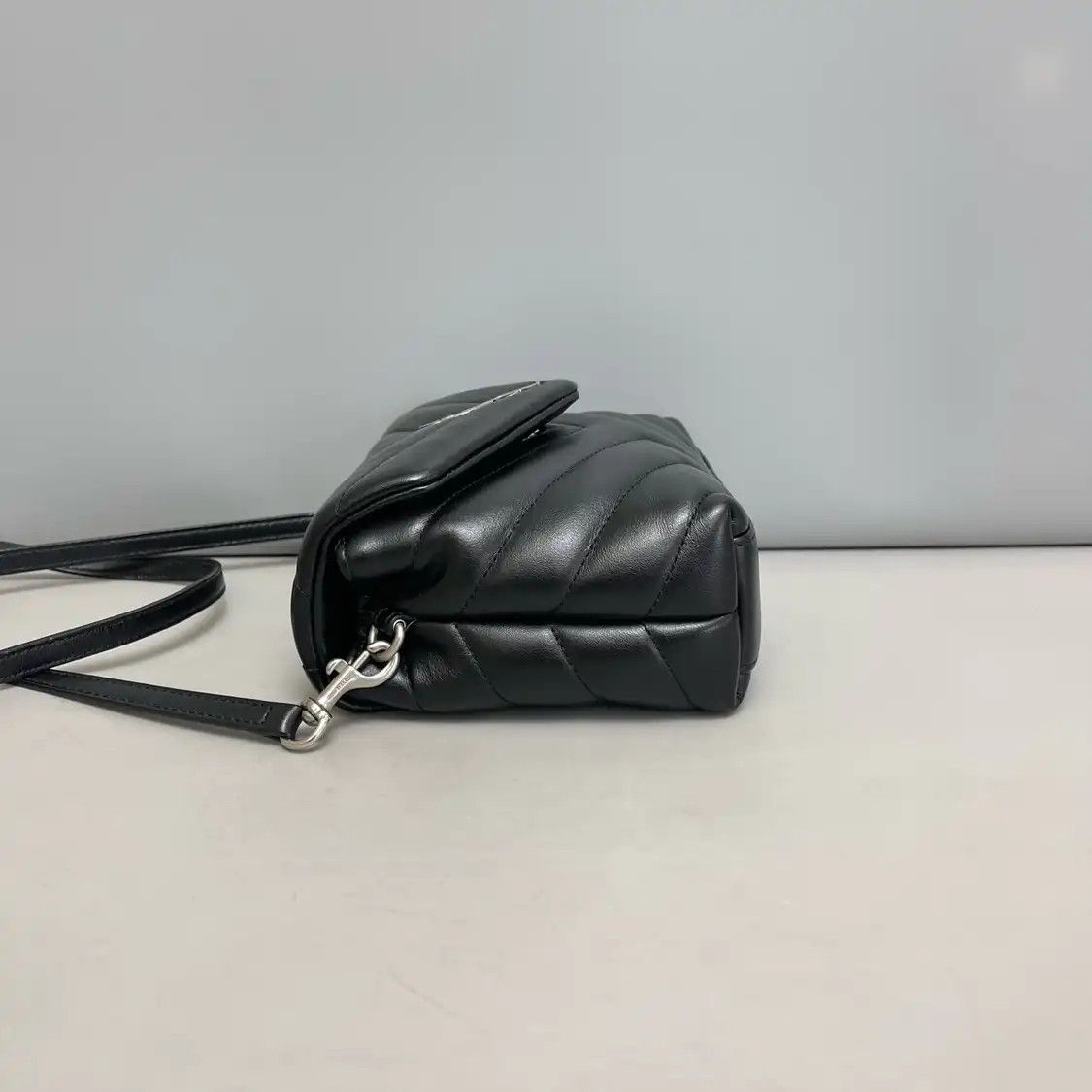 Saint Laurent Paris Saint Laurent Paris YSL LOULOU ultra Small black cowhide leather quilted Vsquare Size ONE SIZE - 2 Thumbnail