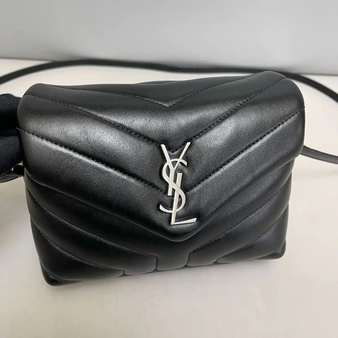 Saint Laurent Paris Saint Laurent Paris YSL LOULOU ultra Small black cowhide leather quilted Vsquare Size ONE SIZE - 8 Thumbnail