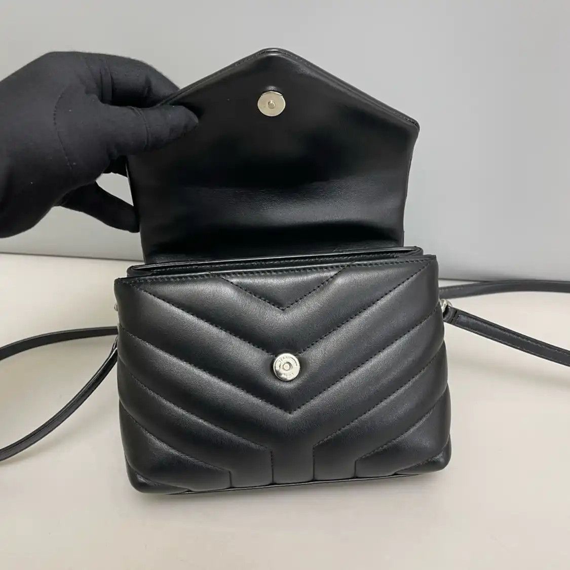 Saint Laurent Paris Saint Laurent Paris YSL LOULOU ultra Small black cowhide leather quilted Vsquare Size ONE SIZE - 7 Thumbnail