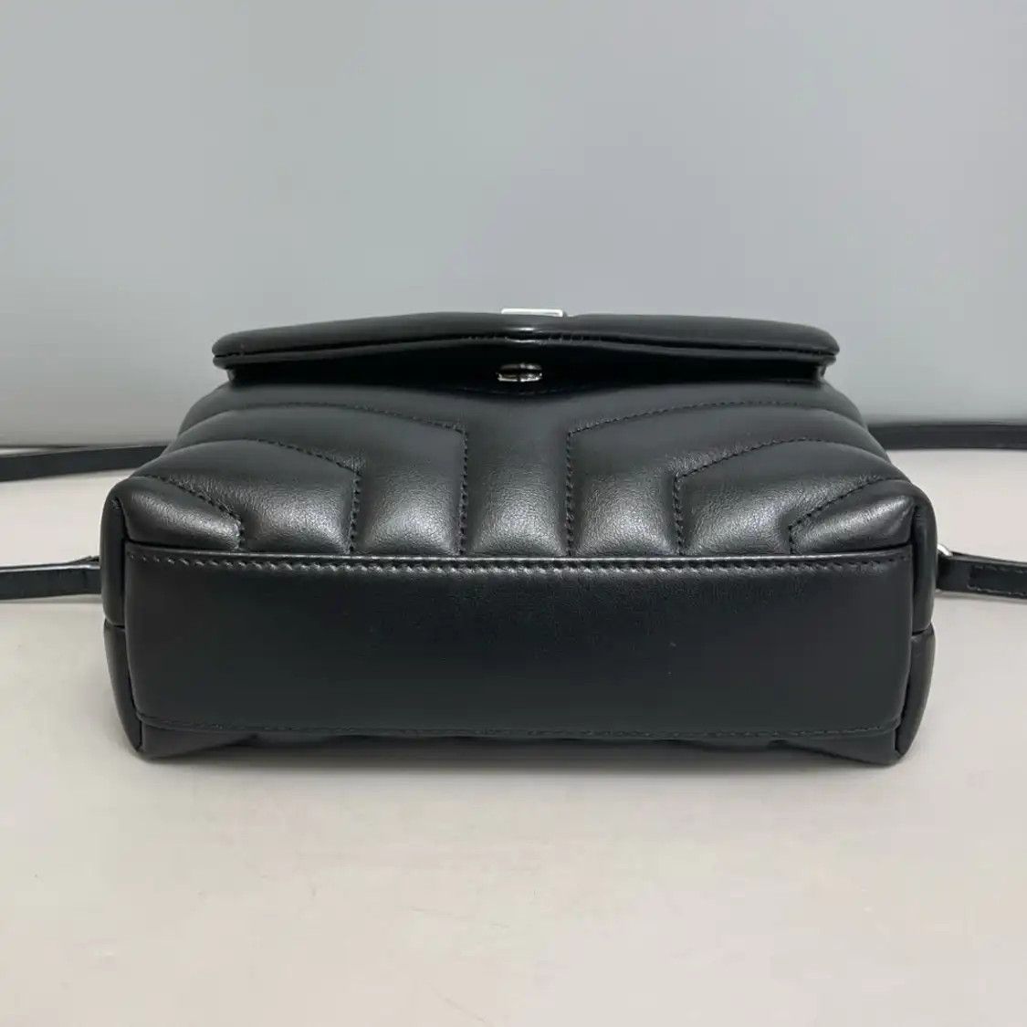 Saint Laurent Paris Saint Laurent Paris YSL LOULOU ultra Small black cowhide leather quilted Vsquare Size ONE SIZE - 9 Thumbnail
