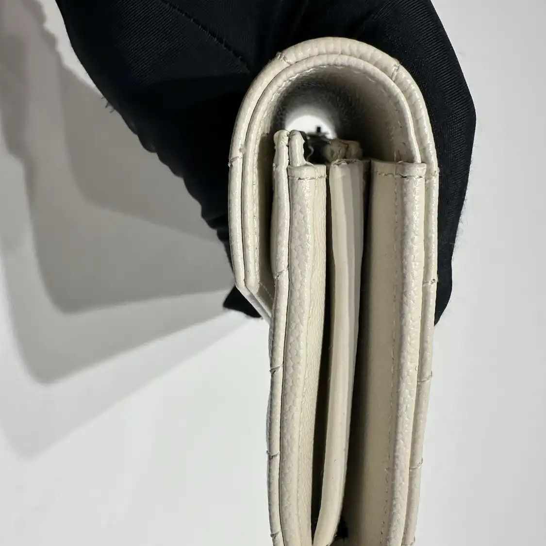 Saint Laurent Paris Saint Laurent Paris YSL MONOGRAM white cowhide leather quilted Vclutch Size ONE SIZE - 13 Thumbnail