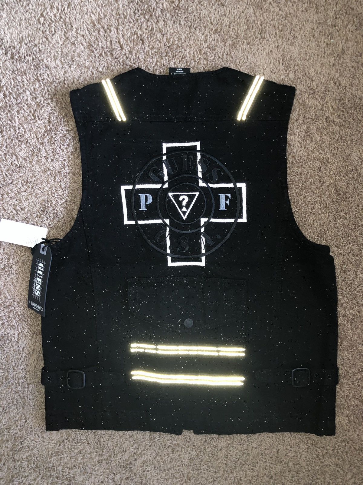 Guess × Places + Faces GUESS x Places Faces utility vest Size US M / EU 48-50 / 2 - 4 Thumbnail
