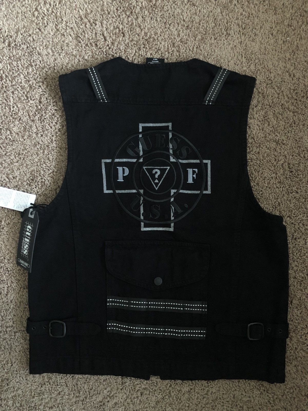 Guess × Places + Faces GUESS x Places Faces utility vest Size US M / EU 48-50 / 2 - 3 Thumbnail